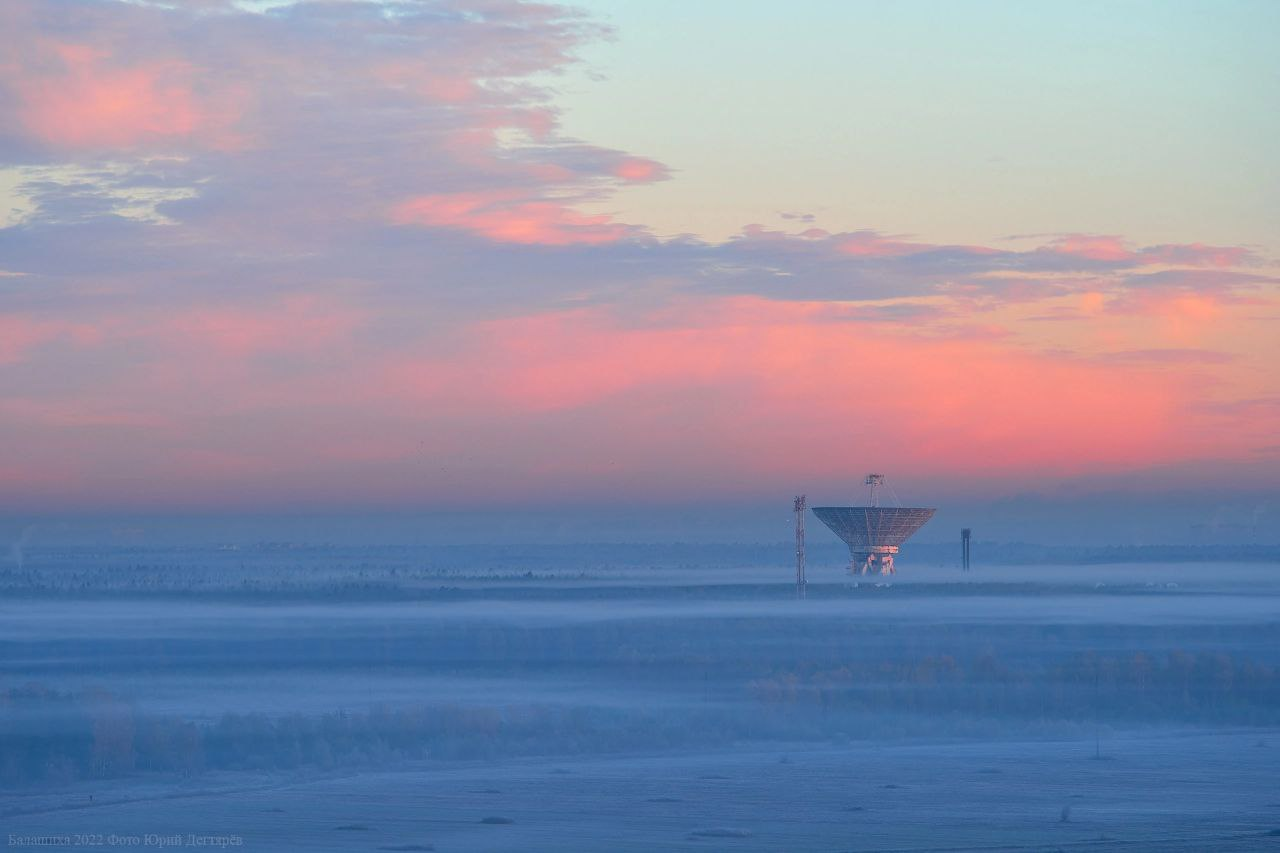 listening to the stars - Radio telescope, Подмосковье, The photo, dawn, beauty, Fog, Lake, Sky, Clouds