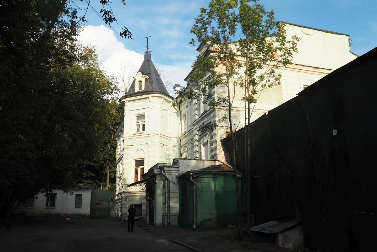 Старейший парк в центре Москвы, куда не может попасть ни один москвич |  Пикабу