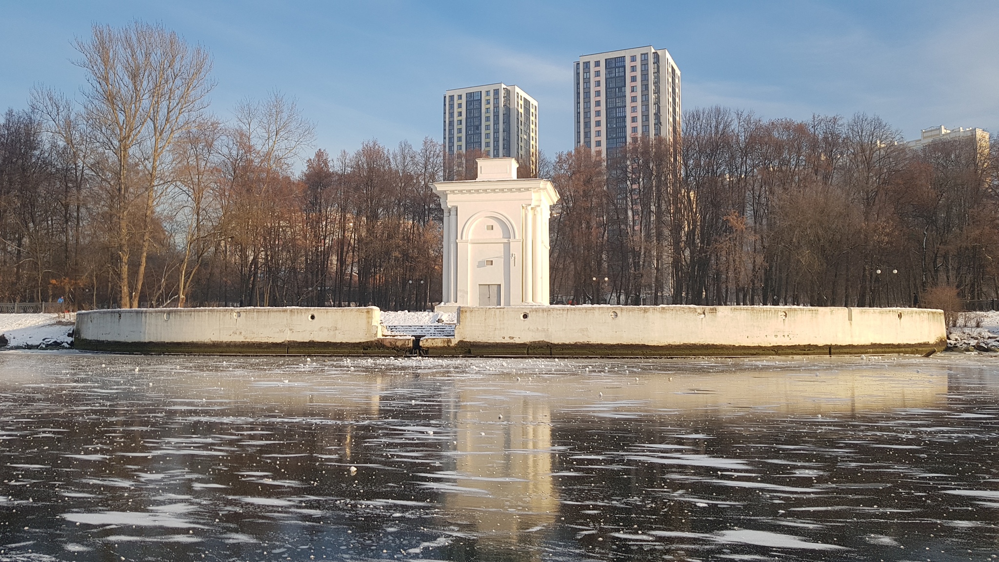 На канале имени Москвы снова замёрз лёд и получился гигантский каток - Москва, Лед, Канал, Канал им Москвы, Химки, Длиннопост