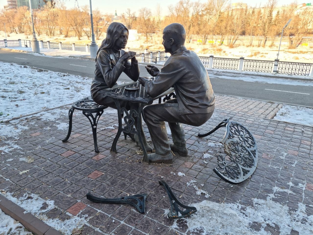 In Omsk, vandals broke the monument to lovers! - Omsk, Sculpture, Newlyweds, Town, City walk, news, Negative