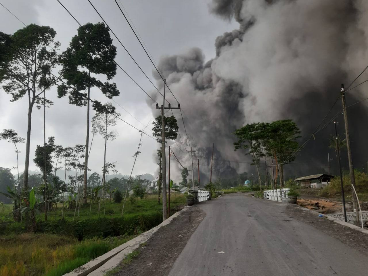 Indonesia's Semeru volcano erupts - Eruption, Volcano, Indonesia, Catastrophe, Video, Soundless, Semeru Volcano