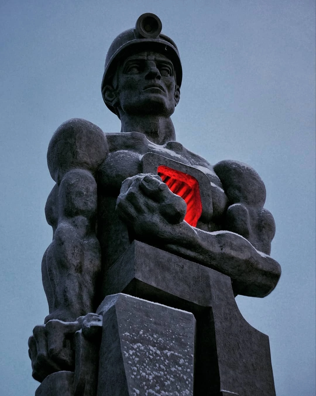 A majestic monument in Kemerovo, erected in memory of the dead miners. In his chest, like a torch, the heart burns - Monument, The photo, Miners, Kemerovo, Longpost, Ernst The Unknown