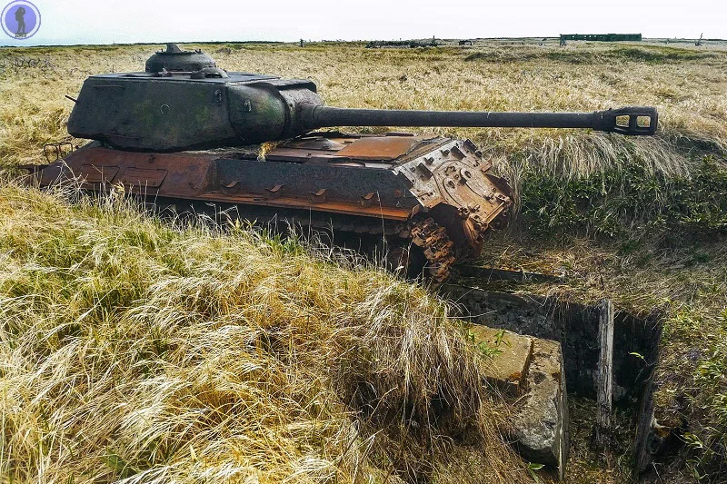 Заброшенные старые танки ИС-2 на Курилах. Они служили для защиты от высадки японского десанта - Танки, Ис-2, Курильские острова, Военная техника, Военные, СССР, Яндекс Дзен, Длиннопост, Фотография