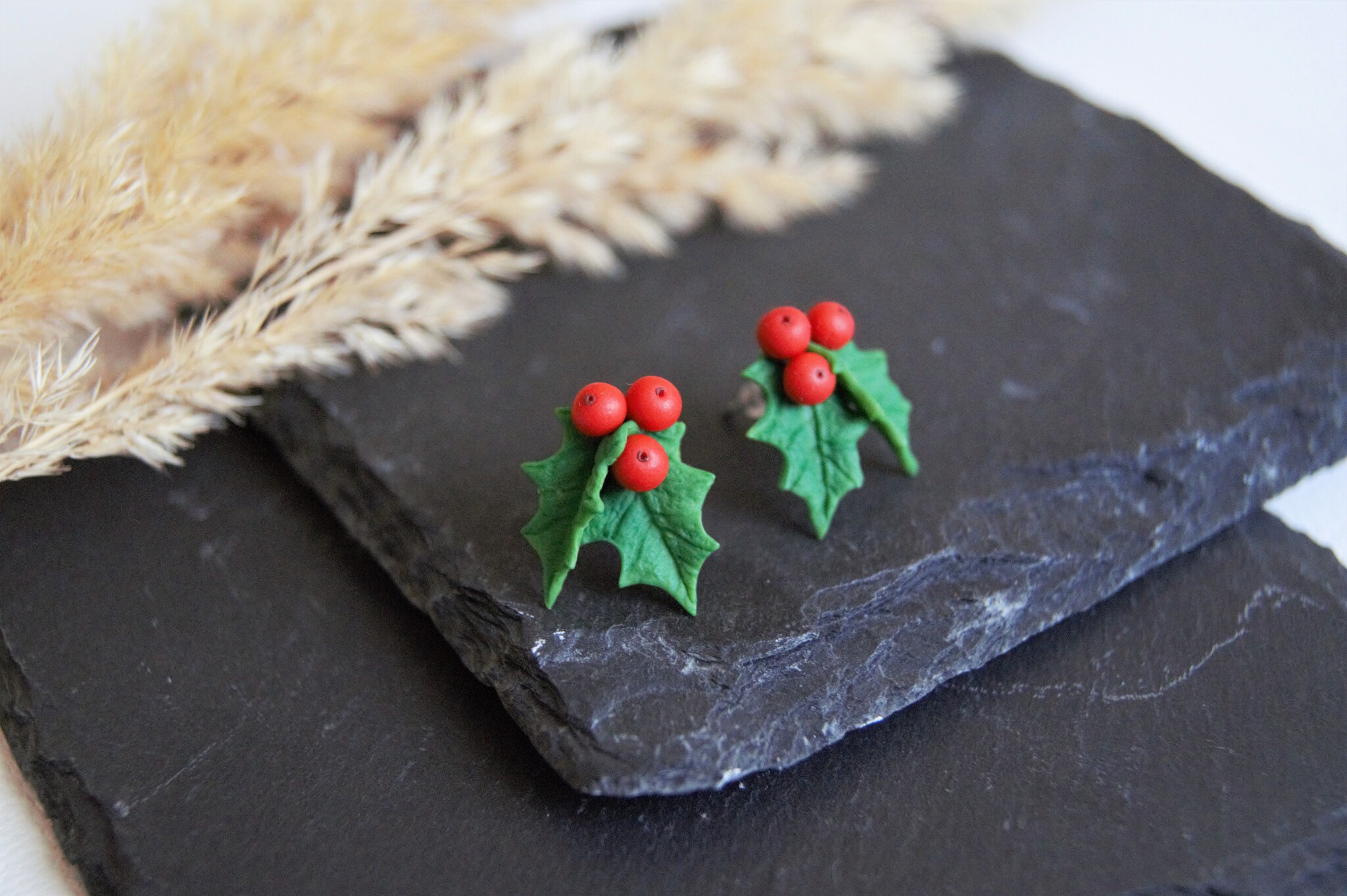 SleepyWorld Holly Stud Earrings - My, Лепка, Polymer clay, Handmade, Holly, New Year, Decoration, Christmas tree, Longpost, Needlework without process