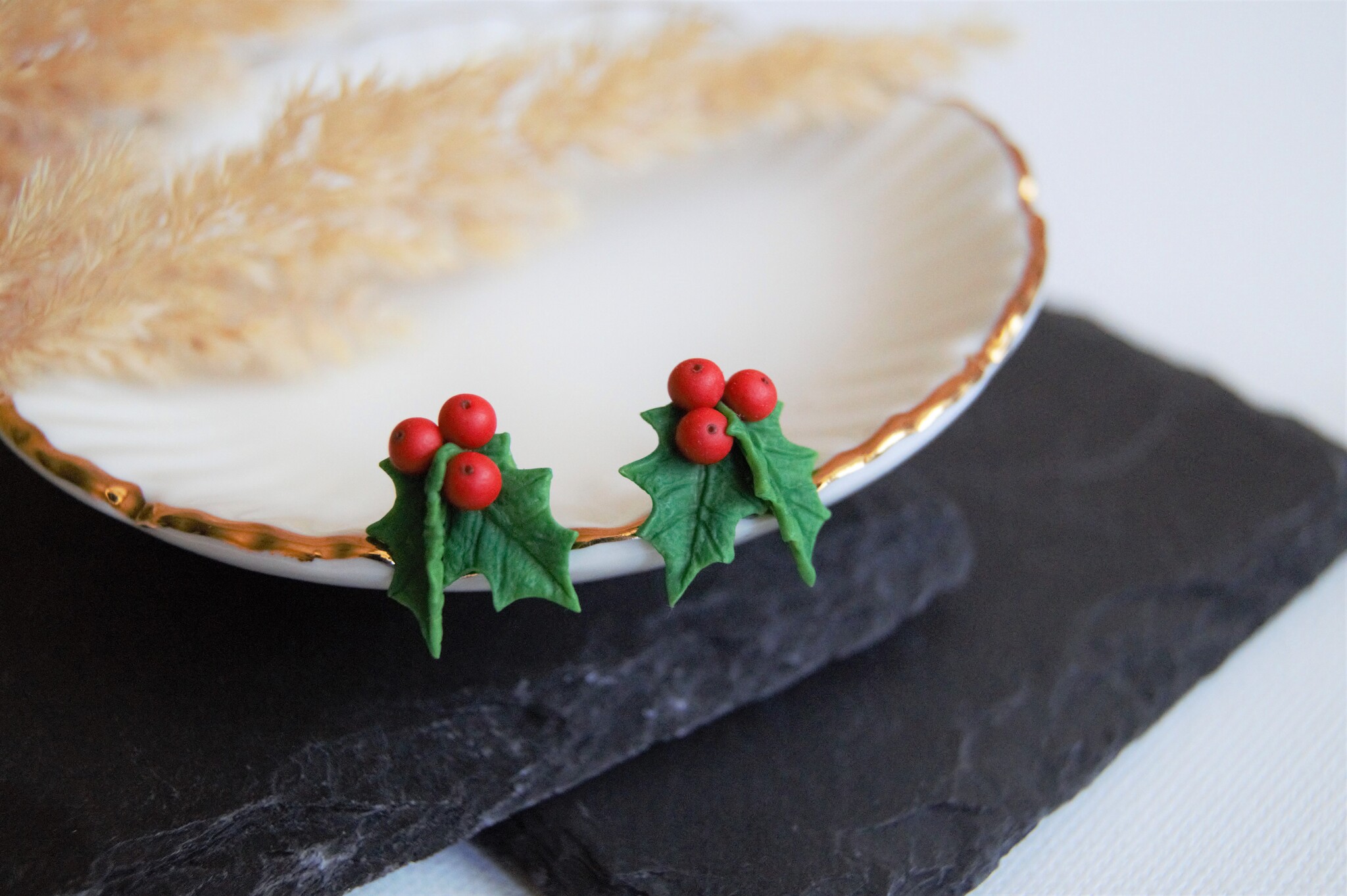 SleepyWorld Holly Stud Earrings - My, Лепка, Polymer clay, Handmade, Holly, New Year, Decoration, Christmas tree, Longpost, Needlework without process