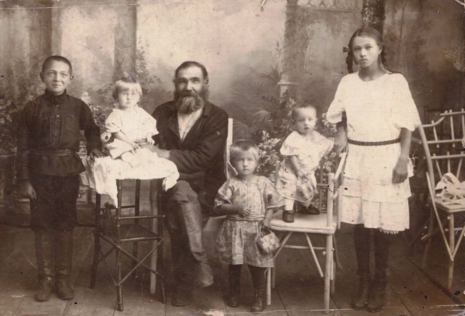 Дед с внуками | Пикабу