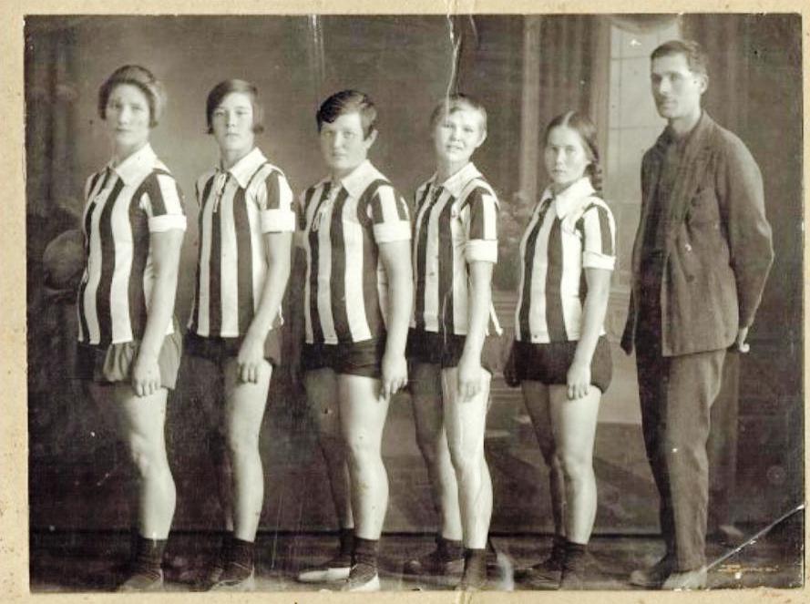 Basketball players and coach - Old photo, Sport, Sports girls, Basketball, Team