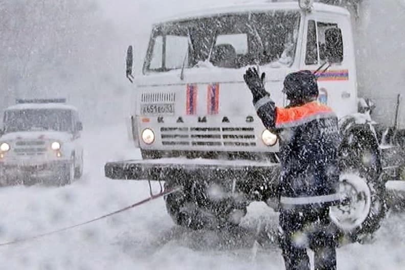 A driver with three children was rescued from the snow captivity on the Orenburg-Kazan highway - Incident, Winter, Auto, Road, Transport, Road accident, Children, Rescuers, Negative