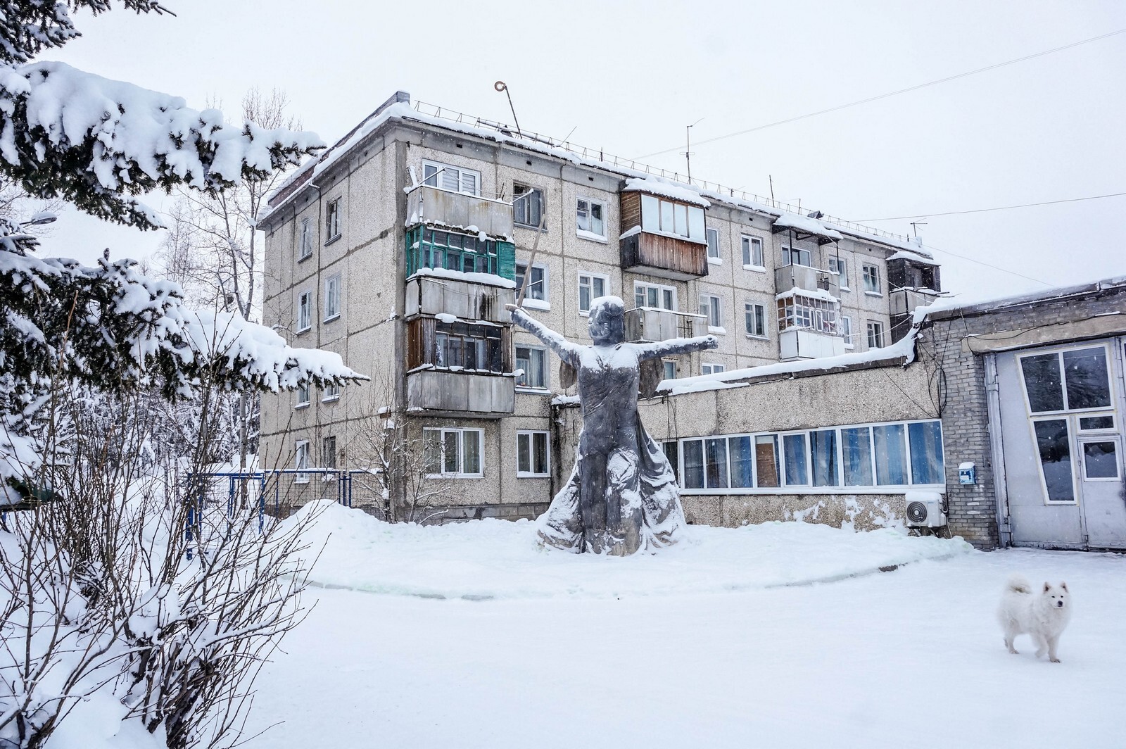 Спасатели Усть-Илимска построили из снега скульптуру 