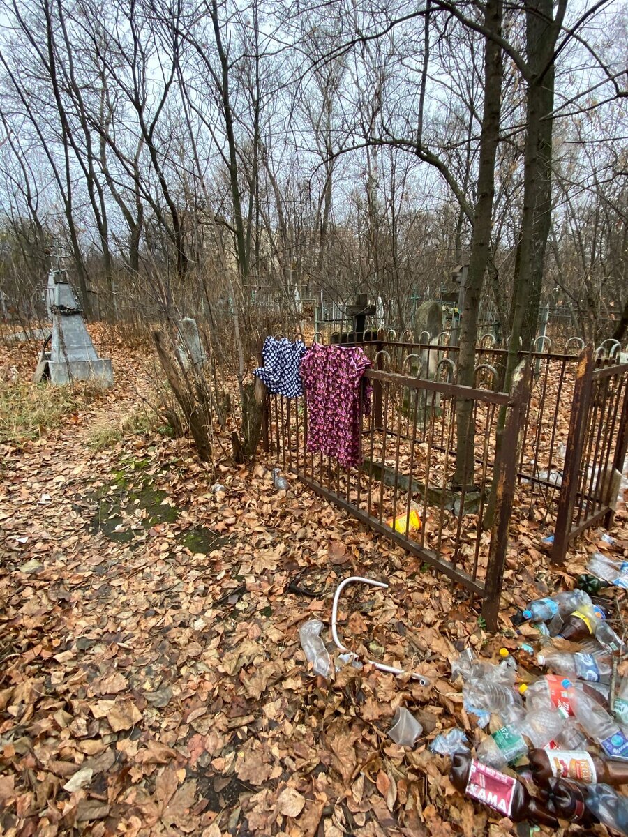 Показываю, как живут БОМЖи на закрытом городском кладбище. Расположились  прямо на могилах | Пикабу