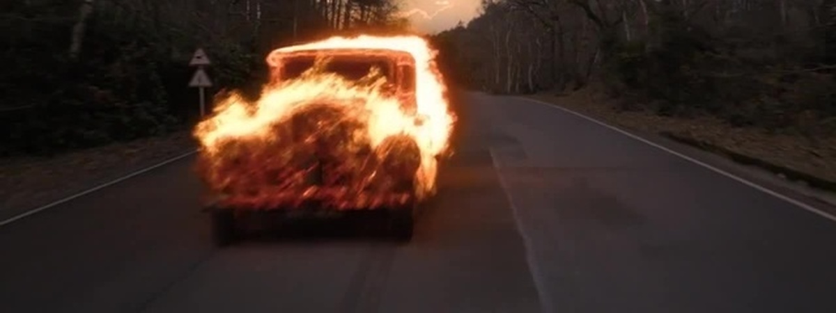 едет горящая машина. едет горящая машина. машина горит гиф. едет горящая машина. горящий автомобиль.