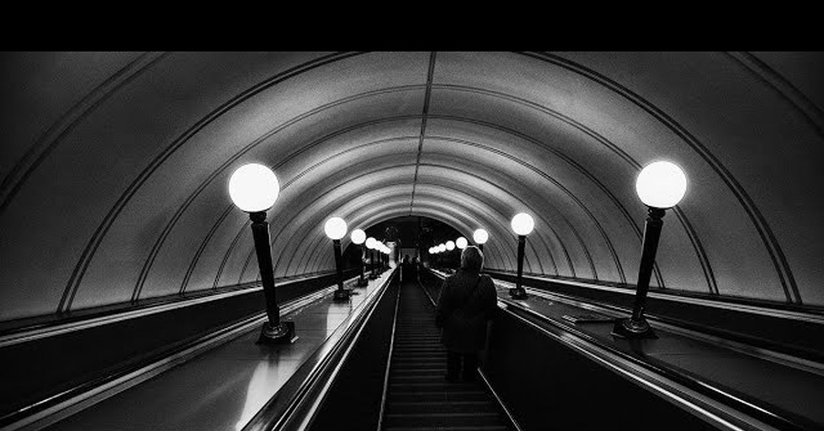 Черно белая станция метро. Селигерская метро эскалатор. Эстетика Московского метро. Эскалатор на станции метро Селигерская. Метро Москвы чб.