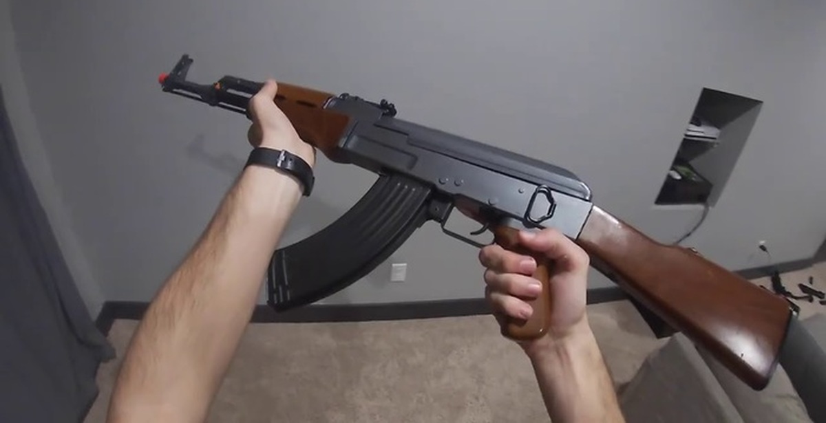 Перезарядка ак 47. Перезарядка магазина ак 47. Иракская перезарядка автомата калашникова. Перезарядка ак 47. Автомат калашникова перезаряжает.