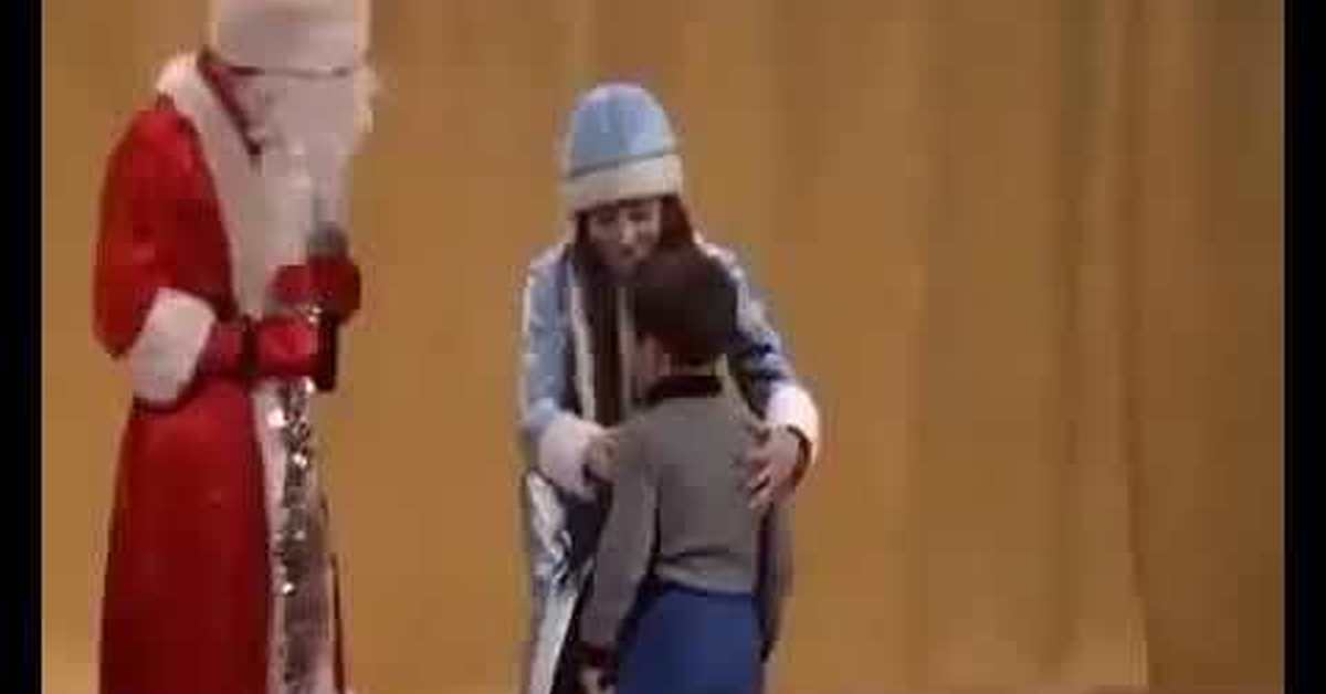 Дед мороз пришел видео. Дедушка мороз в квартире. Дед мороз пришел видео. Дед мороз в квартире с детьми. Дед мороз в гости детский сад.