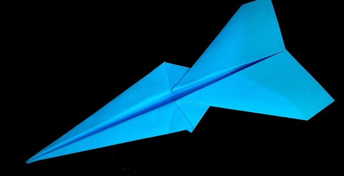 Как сделать бумажный самолетик который далеко летит | Пикабу