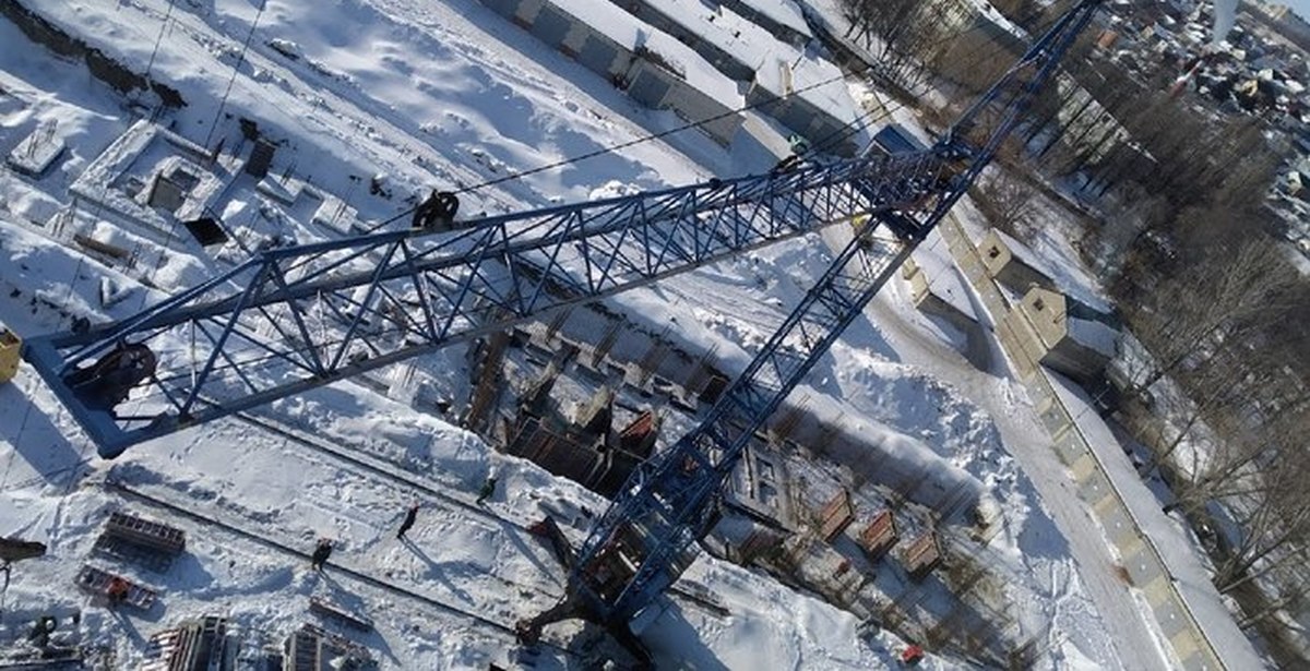 За сколько крановщик поднимается на башенный кран | Пикабу