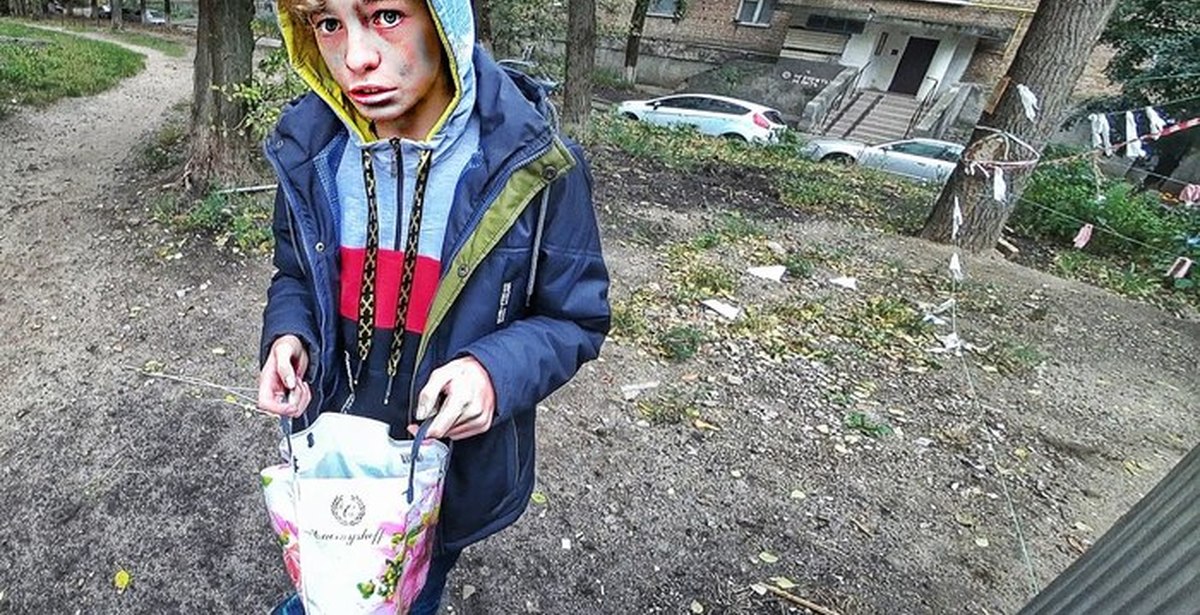 Блогерша из ленинграда ублажает бомжей. Бедный школьник.
