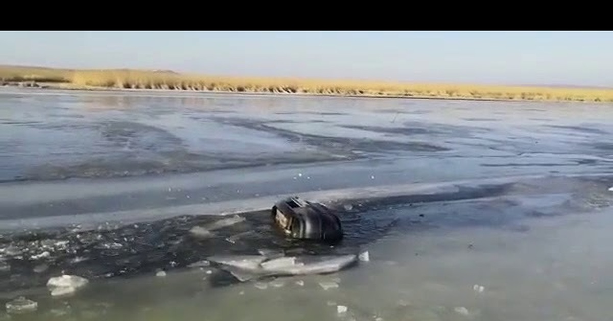 Пошел ли лед. В Приморье машина провалилась под лед. Утонувшая машина на Тавричанке. Машина утонула в реке. Автомобиль провалалился под лёд.