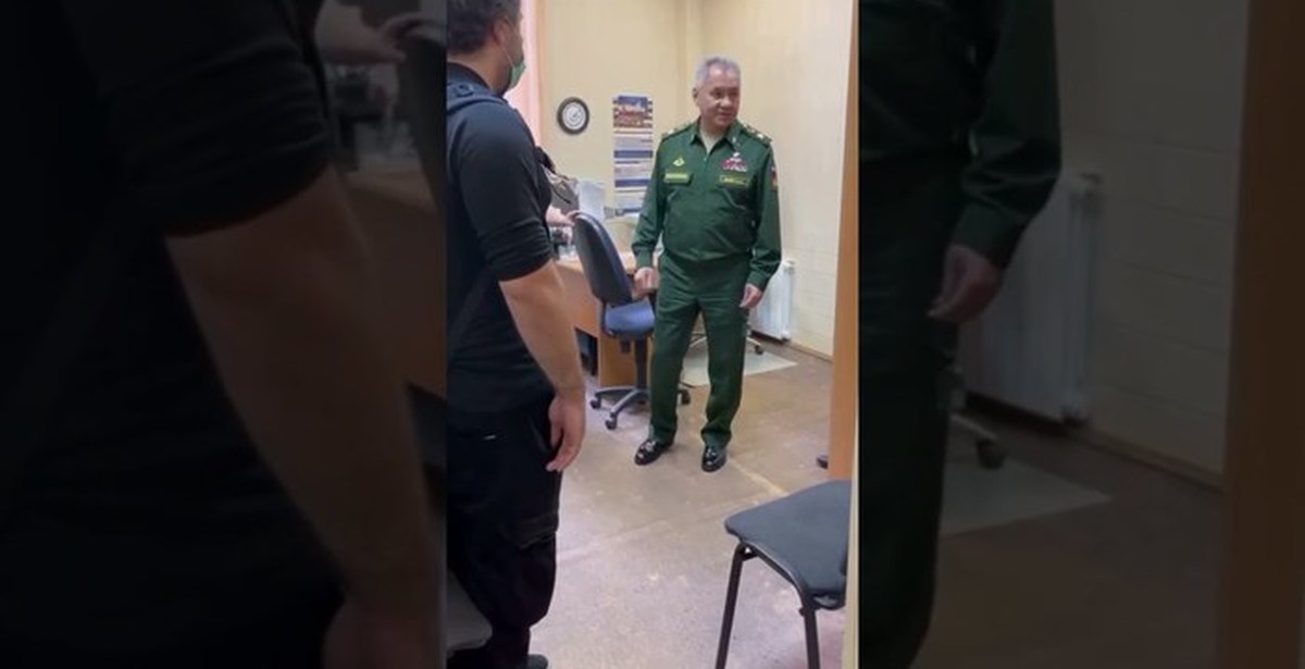 Шойгу в военкомате. Армейский юмор в картинках. Прапорщик карикатура. Перепутал генерала с солдатом. Перепутал генерала с солдатом.