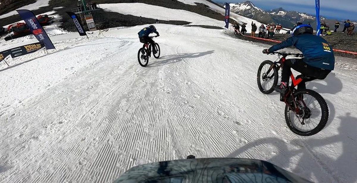Bike of hell. Киллиан брон велосипедист. Kilian bron велосипед. Мегааваланч 2021. Гонка велосипедистов в Альпах.