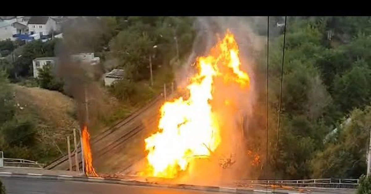 В Саратове грузовик упал с моста на газовую трубу - Моё, ДТП, Негатив, Саратов, Новости, Пожар, Видео