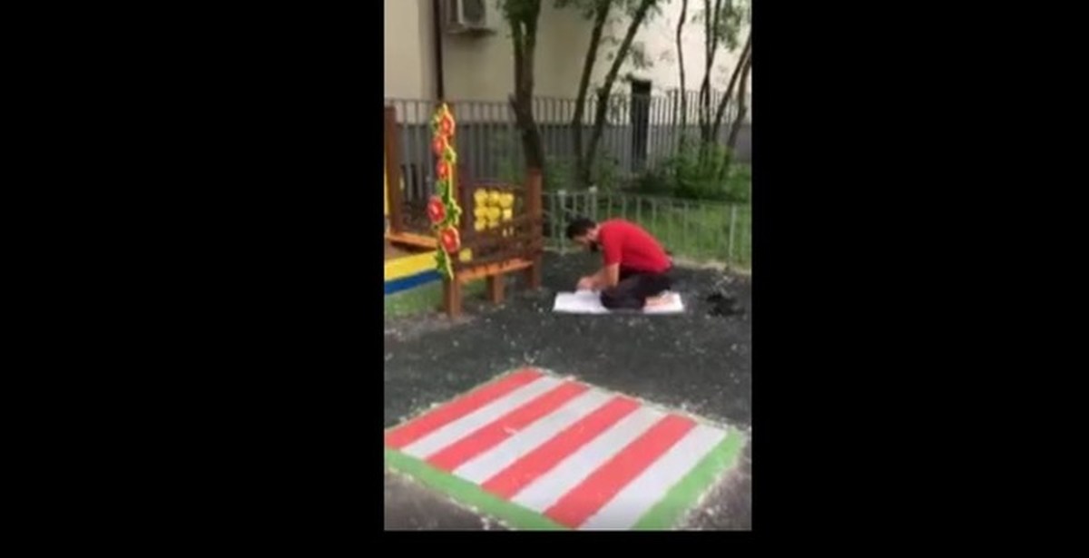 Не понравилось поведение. Молился на детской площадке. Детская площадка мусульманами. Мусульмане с детьми на детской площадке ... Московские детские площадки мусульмане.