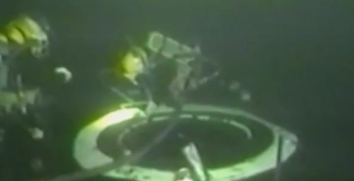 Курск субмарина в мутной воде. Подводная лодка к-141 «Курск». Гибель атомной подводной крейсера Курск. АПЛ Курск 2000. Курск подводная лодка гибель.