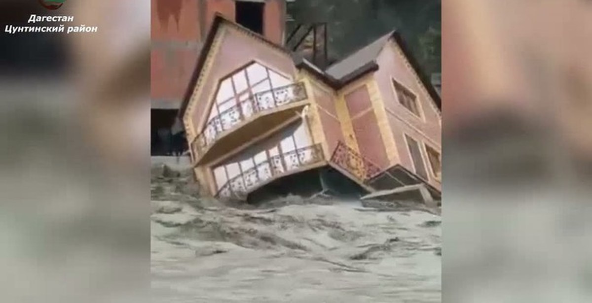 Видео дом плывет. Паводки в Дагестане. Наводнение в Дагестане. Наводнение в доме. Дагестан потоп.