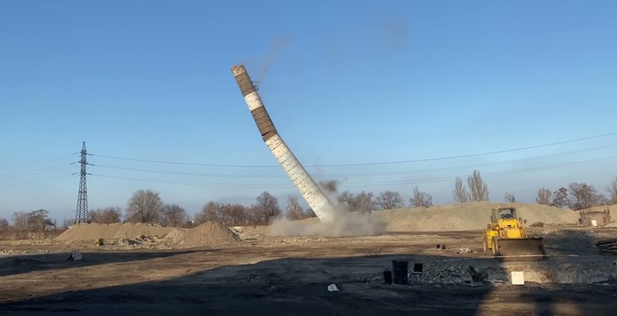 Эффектный демонтаж 30 метровой трубы котельной | Пикабу