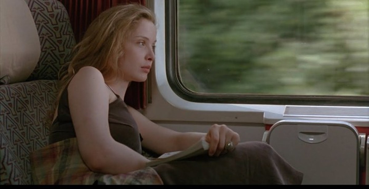 Сел в купе. Девушка в поезде. Девушка в поезде у окна. Путешествие на поезде gif. Окно поезда.