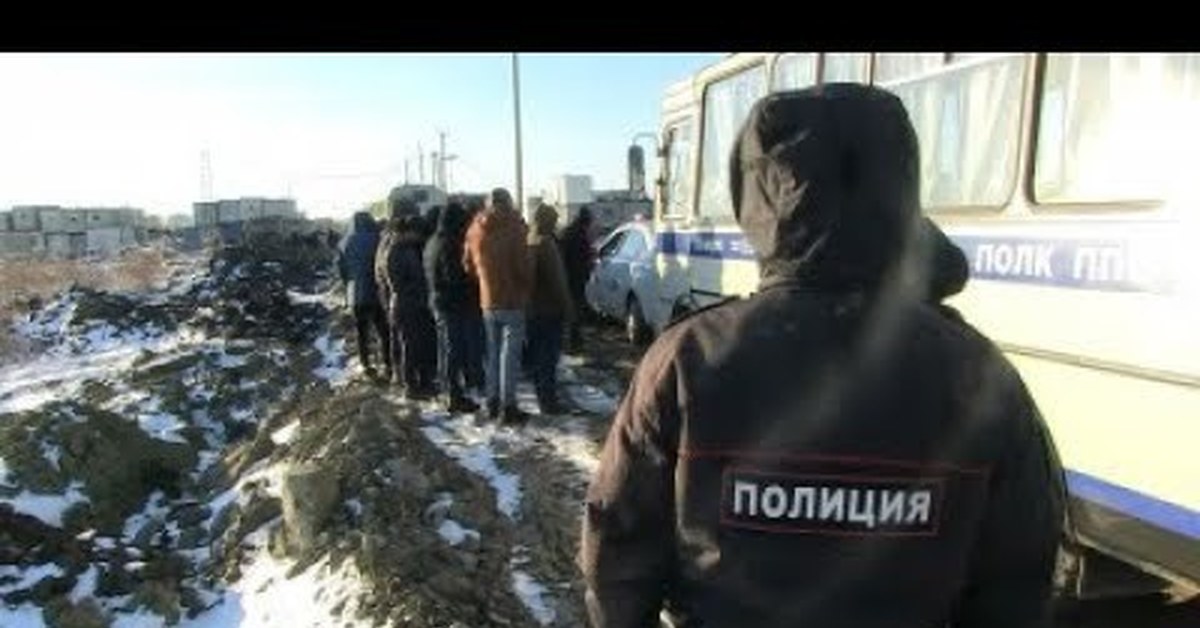 Депортация мигрантов после теракта. Мигранты и полиция. Свердловская область мигранты. Мигранты и полиция в России. Полиция рейд мигранты.