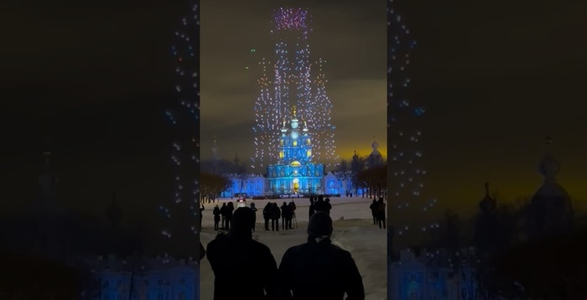 Подсветка храма дронами где. Колокольня Смольного собора из дронов. Шоу дронов Смольный собор в Санкт-Петербурге. Шоу дронов колокольня Смольного собора. Смольный собор дроны.