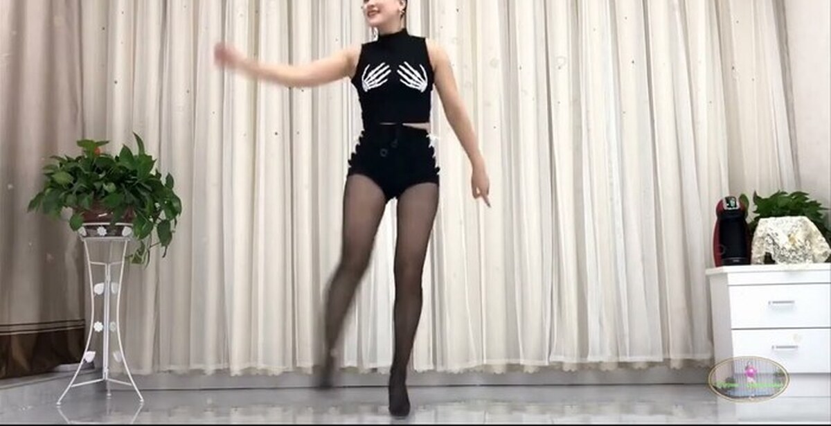 Танец цинцин. Китайская танцовщица Цинцин. Цинцин танцовщица шафл. Танцует красавица Цинцин. Цинцин танец на каблуках.