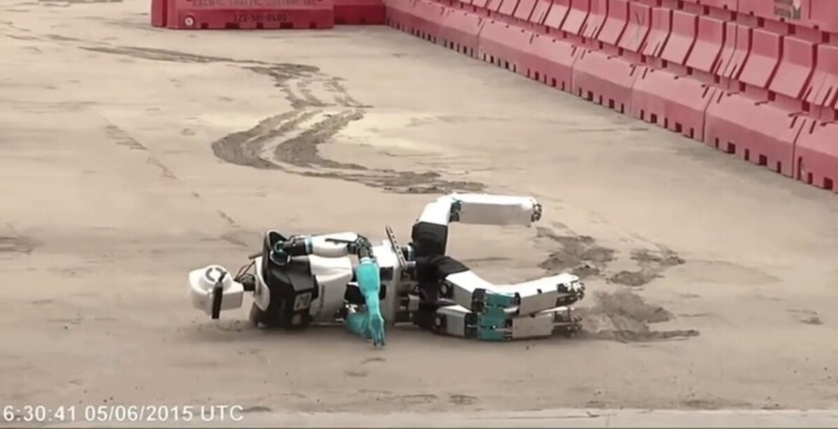 Робот упал. Робот упал. Анимированный робот. Робот уронить. Робот сломался.