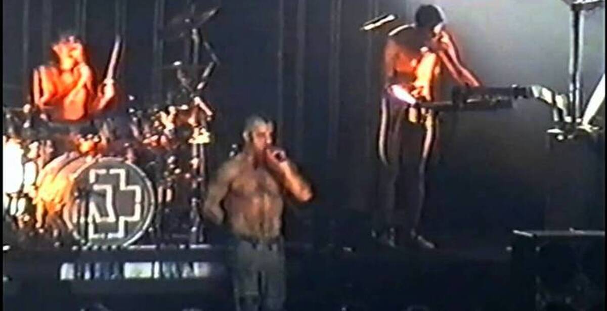 Песню rammstein moscow. Rammstein Live in Moscow 2001. Rammstein Live aus Saint Peterburg 19.11.2001. Rammstein песня о тревожной молодости. Rammstein штиль.