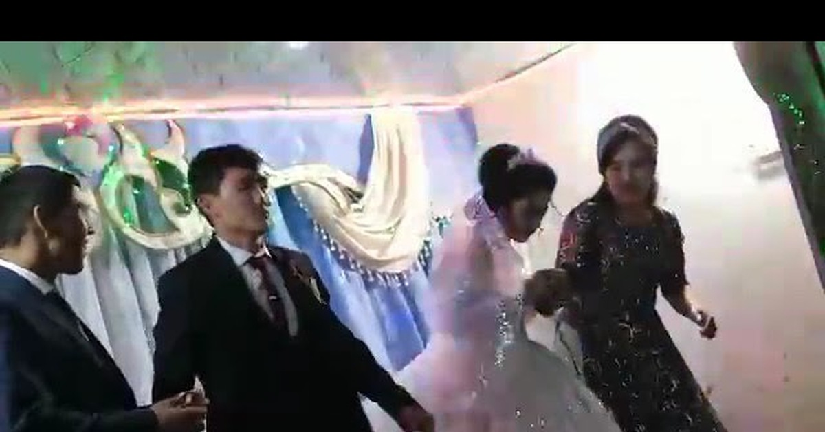 Невеста узбекистан жених. Узбекские женщины. Узбекская свадьба. Свадьба в Узбекистане. Узбекская свадьба жених ударил невесту.