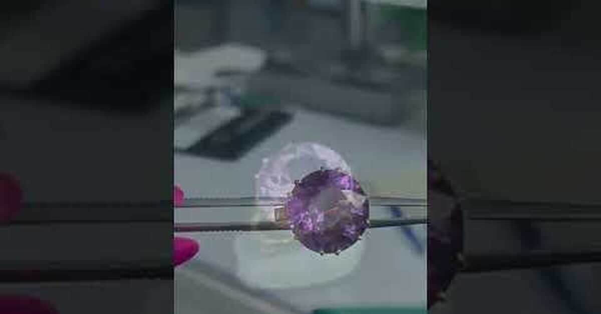 Синтетический корунд с эффектом смены цвета | Пикабу