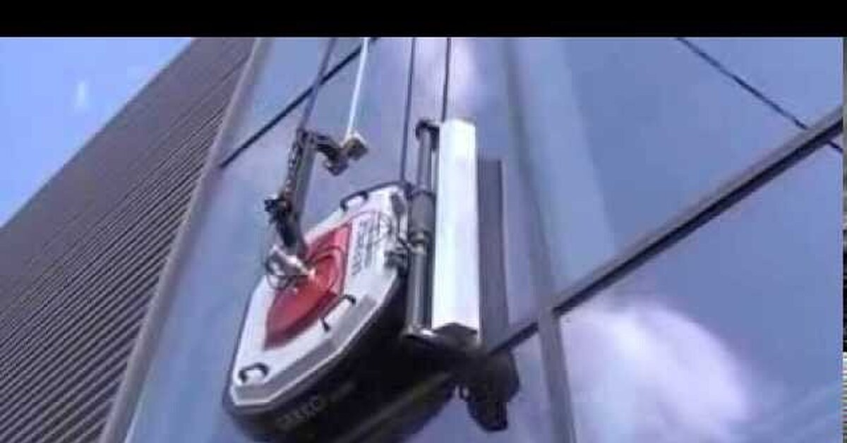 Видео robot window cleaning. Робот мойщик окон Gekko facade. Робот мойка фасад. Роботы для мойки окон круглый. Glass Cleaning Robot.