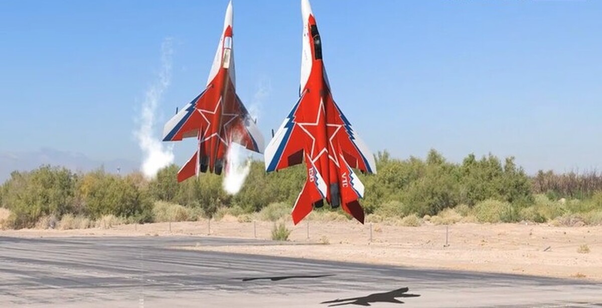 Самолет выполняет фигуру высшего. Russian fantastic mig 29. Fantastic Russian Mikoyan mig-29. Миг-29 вертикальный взлет. Russian Mikoyan mig 29.