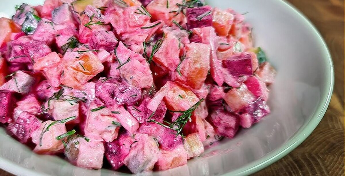 Салат с селедкой и свеклой. Салат из свеклы винегрет. Свёкла с горошком салат. Салат с селедкой и свеклой. Салат из селёдки с картошкой и свеклой.